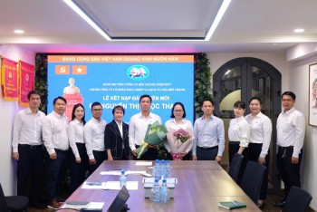 Chi bộ Công ty Cổ phần Phát triển và Dịch vụ Nhà Bến Thành tổ chức lễ trao quyết định công nhận đảng viên chính thức và kết nạp Đảng viên mới